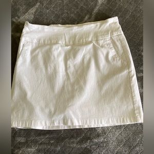 Attyre misses stretch pull on skirt.  White size 4.